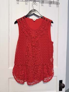 Tiny by Anthropologie Sleeveless Red Floral Crochet Lace Tank Top L


A3